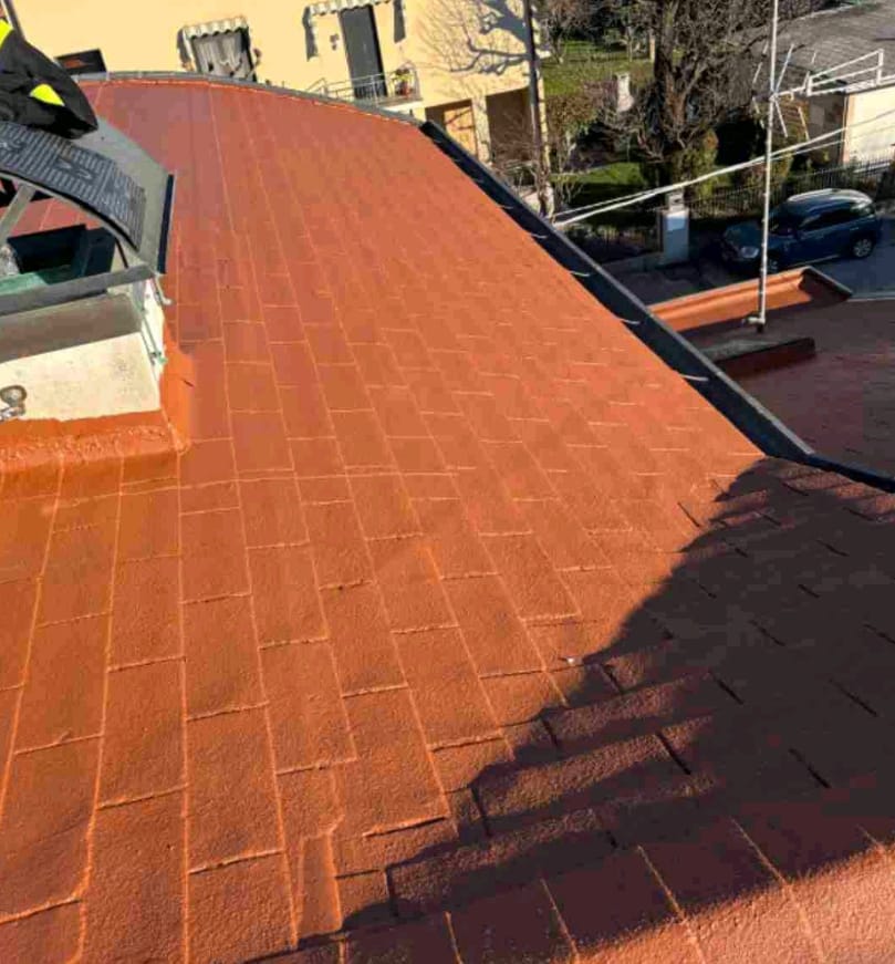 Applicazione resina impermeabilizzante SKUDOFLEX su copertura industriale - Tetti Top Service
